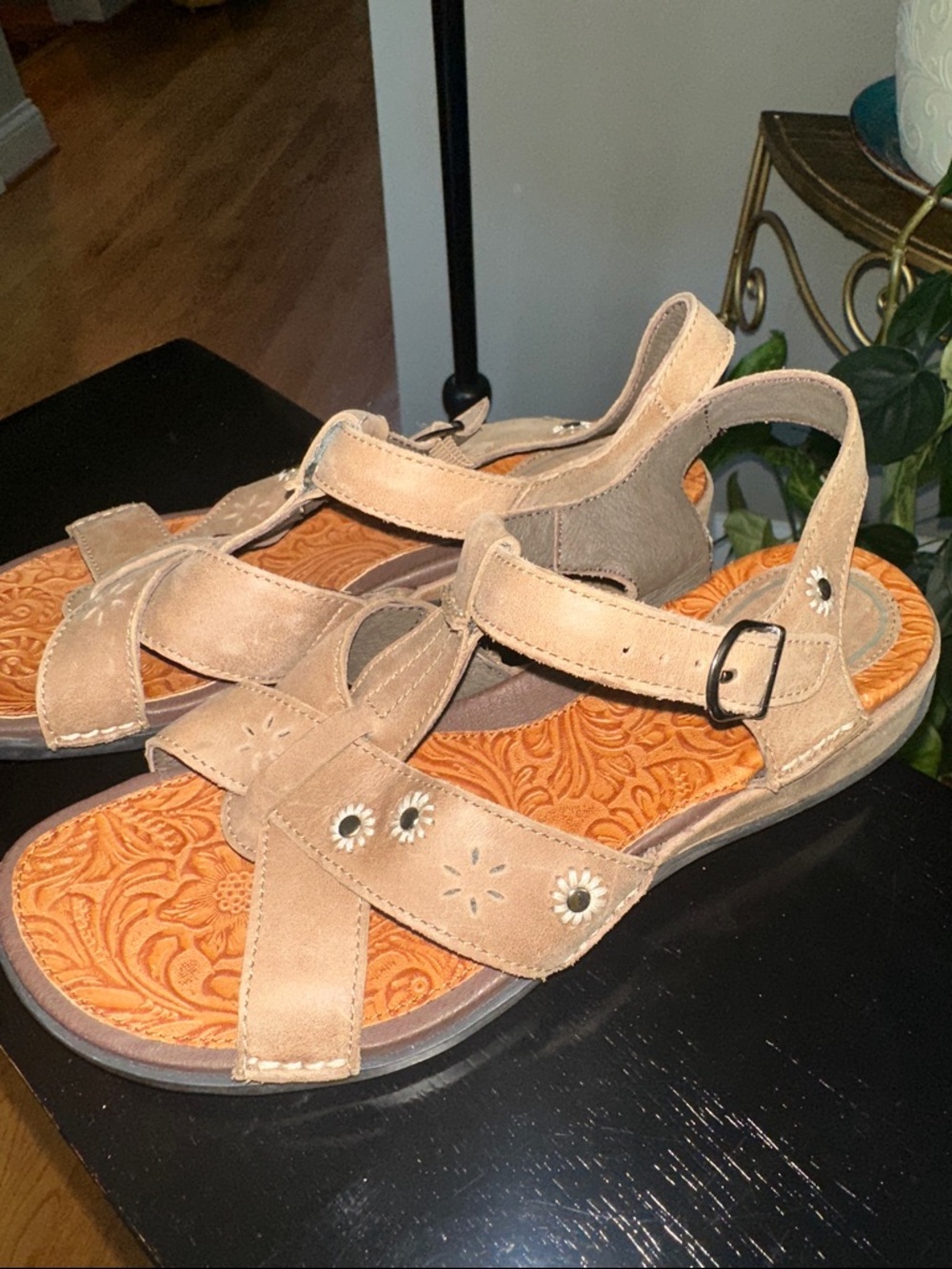 Ariat Tan Suede Floral-Tooled Sandal with Buckle Accent EUC size 9